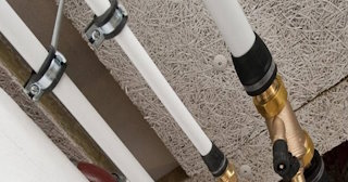 Замена труб водоснабжения в квартире: цена от 2037 руб. - СантехДомЩрб